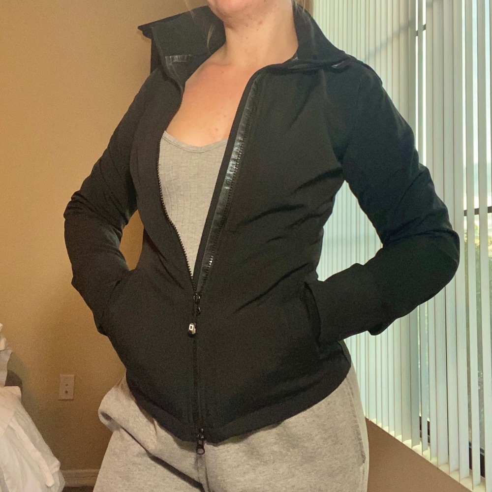 🌟 Lululemon Black Zip Jacket - Size 4!